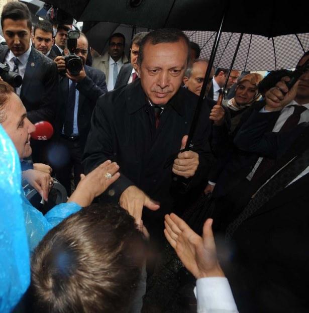 <p>Başbakan Recep Tayyip Erdoğan, cuma namazını, restorasyonu tamamlanan Beşiktaş Büyük Mecidiye (Ortaköy) Camisi'nde kıldı.</p>
