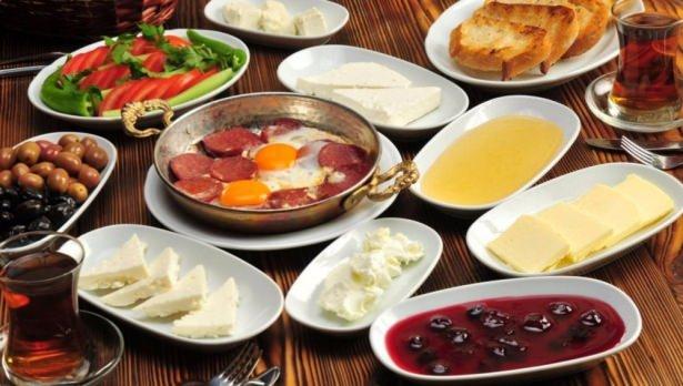 <p>Acıbadem Bakırköy Hastanesi Beslenme ve Diyet Uzmanı Sıla Bilgili ramazan ayında oruç tutarken en sık yapılan 10 hatayı anlattı.</p>
