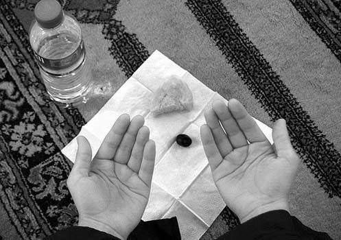 <p>Oruç insana sabırlı olmayı öğretir: Oruç tutmakla, belirli bir zaman kendini yememeye, içmemeye alıştıran insan, hayatta karşılaşacağı sıkıntılara karşı sabreder, kendinde acı ve sıkıntılara dayanma gücü bulur.</p>

<p> </p>
