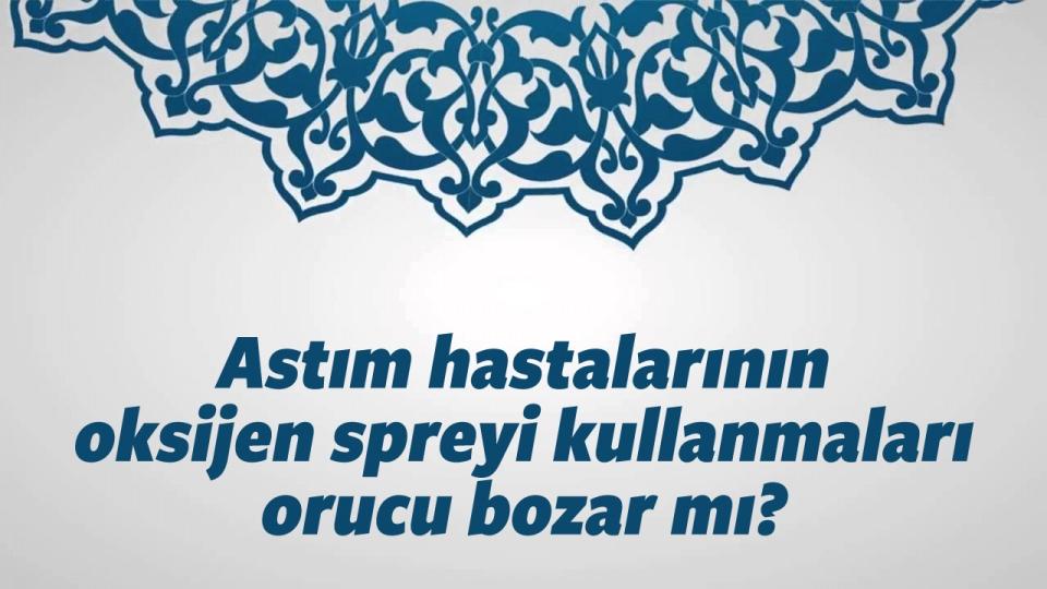 <p>Akciğer hastalarının kullandıkları spreyden, bir kullanımda 1/20 ml. gibi çok az bir miktar ağıza sıkılmaktadır. Bunun da önemli bir kısmı ağız ve nefes boruları cidarında emilerek yok olmaktadır. Bundan geriye bir miktarın kalıp tükrük ile mideye ulaştığı konusunda kesin<br />
bir bilgi de yoktur. Abdest alırken ağızda kalan su ile kıyaslandığında, bu miktarın çok az olduğu görülmektedir. Hâlbuki oruçlu, abdest alırken ağzına verdiği sudan geri kalan miktarın mideye ulaşması hâlinde orucun<br />
bozulmayacağı konusunda hadis (Dârimî, “Savm”, 21) ve ‹slâm bilginlerinin icmaı vardır. Hz. Peygamber’in oruçlu iken misvak<br />
kullandığı, sahih hadis kaynaklarında yer almaktadır (Buharî, “Savm”, 27). Diğer<br />
taraftan, “kesin olarak bilinen, şüphe ile bozulmaz” kaidesi gereğince, mideye ulaşıp<br />
ulaşmadığı konusunda şüphe bulunan söz konusu madde ile oruç bozulmaz</p>
