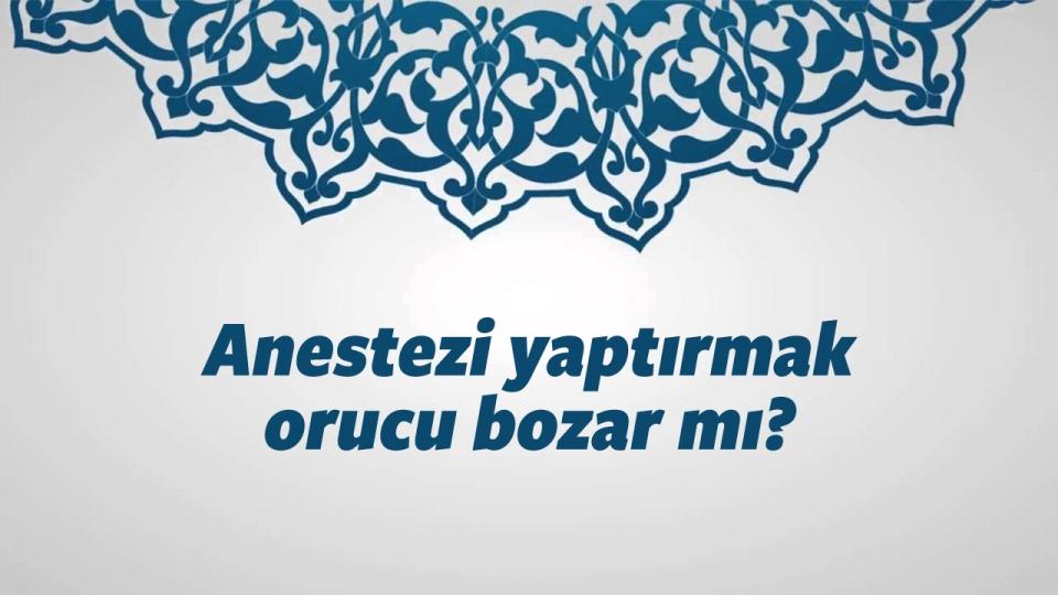 <p>Anestezi, nefes yolu veya iğne ile vücuda ilaç verilerek oluşturulmaktadır. Nefes yolu veya iğne ile yapılan anestezi, mideye ulaşmadığı gibi, yeme-içme anlamı da taşımamaktadır. Ancak bölgesel ve genel anestezide, acil durumlarda ilaç ve sıvı vermek amacıyla damar yolu açılarak, bu açıklık, işlem süresince serum<br />
vermek suretiyle sağlanmaktadır. Bu itibarla, lokal anestezi, orucun sıhhatine engel değildir. Bölgesel ve genel anestezide serum<br />
verildiği için oruç bozulur.</p>
