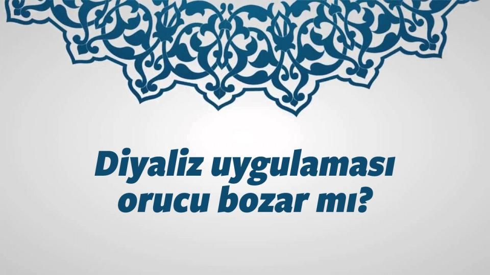 <p>Böbrek yetmezliği hastalarına uygulanan diyaliz, periton diyalizi, hemodiyaliz olmak üzere iki çeşittir. Periton diyalizi, karın boşluğuna verilen özel bir solüsyon aracılığı ile, hastanın kendi karın zarı kullanılarak, kanın zararlı maddelerden arındırılması ve sıvı dengesinin sağlanması işlemidir. Hemodiyaliz ise, kanın vücut dışında bir makina yardımı ile temizlenip vücuda geri verilmesi işlemidir. Kan, bir iğne aracılığı ile hastanın kolundan alınır. Hemodiyaliz makinası, diyalizör denen bir filtreden kanı sürekli geçirerek zararlı maddeleri ve fazla suyu filtre eder. Filtre edilen temiz kan, ikinci bir iğne ile hastanın damarına geri verilir. Bu işlem yapılırken bazen gıda içerikli sıvı verilmesi gerekmektedir. Buna göre hastaya herhangi bir sıvı maddesi verilmeden gerçekleştirilen hemodiyalizde oruç bozulmaz. Diğer diyaliz çeşitlerinde ise, vücuda gıda içerikli sıvı verildiği için oruç bozulur.</p>
