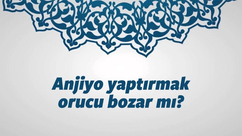 <p>Halk arasında anjiyo (anjiyografi) olarak bilinen operasyon, teşhise veya tedaviye yönelik olarak uygulanmaktadır. Anjiyografi,<br />
vücut damarlarının görüntülenmesi demektir.<br />
Damar içine, damarların görünür hâle gelmesini sağlayan ve kontrast madde olarak<br />
tanımlanan ilaç verilerek, anjiyogram adı verilen<br />
filmler elde edilir. Anjiyografi sayesinde organları besleyen damarlar görüntülenerek<br />
damar hastalıkları veya bu damarlardan beslenen<br />
organlara ait tanı koydurucu bilgiler edinilir. Tedaviye yönelik olarak uygulanan anjiyonun klasik yöntemi, anjiyoplastidir. Bu ise, dar veya tam tıkalı damarların balon ya da stent denilen özel araçlarla tekrar açılması için yapılır. Bu bilgiler ışığında gerek anjiyografi, gerekse anjiyoplasti operasyonlarında yemek ve içmek anlamı bulunmadığından, oruç bozulmaz.</p>
