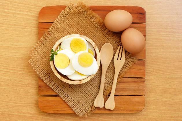 <p>Sahurda <strong>2 adet haşlanmış yumurta yerseniz, günlük D vitamini, demir ve mineral ihtiyacınız karşılar, </strong>uzun süre tokluk hissi yaşarsınız. </p>
