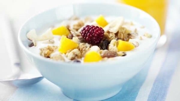 <p>Yulaf kepeği ve sütle hazırlanmış karışıma<strong> az miktarda pekmez ve biraz peynir koyarsanız</strong> hızlı ve tok tutan bir sahur yapmış olursunuz. </p>
<p>Posta</p>