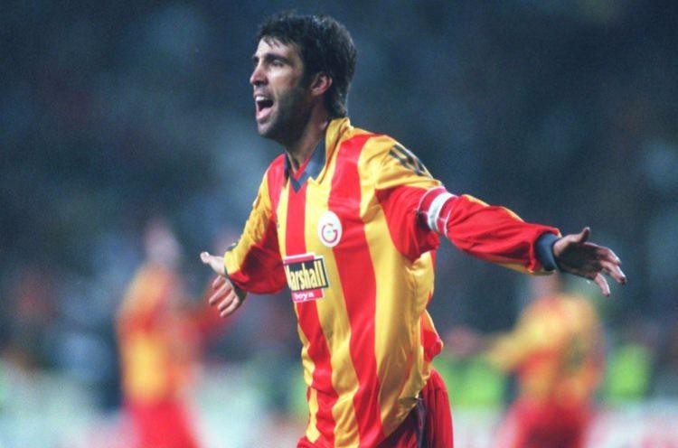 <p>3 kez gol kralı olan Hakan Şükür, 3 kez de asist kralı olmuştur. Türkiye Ligi tarihinde 8 şampiyonluk yaşayan Hakan Şükür, Bülent Korkmaz ve Suat Kaya ile birlikte en fazla şampiyonluk yaşayan futbolcu olmuştur. Hakan Şükür profesyonel kariyerinde sadece bir kez kırmızı kart görmüştür. Ona bu kartı 26 Mart 2004 tarihindeki Samsunspor maçında Bülent Uzun göstermiştir.</p>

<p>  </p>

