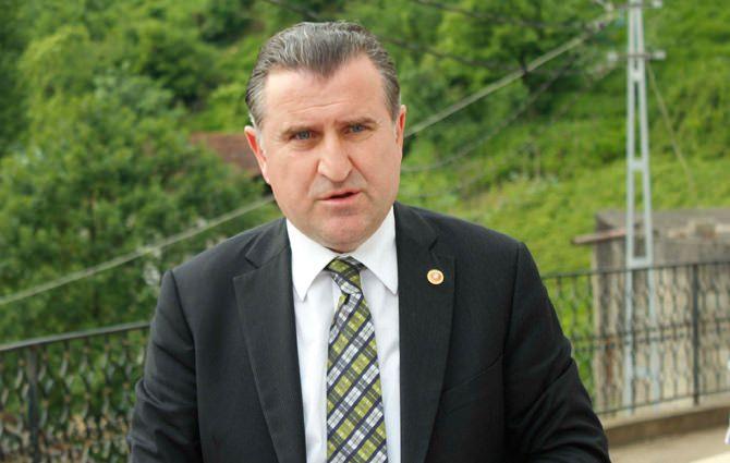 <p>İstanbul Amatör Futbol Ajanlığında tertip komitesi üyelikleri görevlerinde bulundum. Üniversite yıllarında hafta sonları Tahtakale’de seyyar tezgâhlarda satış yapıyor veya öğrencilere özel matematik, fizik, kimya dersleri veriyordum.</p>
