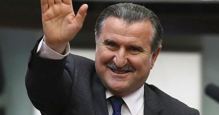 <p>Limanın yapılanmasında ve yeni yatırım projelerinin gerçekleştirilmesinde aktif roller üstlendim. Dış Ekonomik İlişkiler Konseyi (DEİK) bünyesindeki Türk-İran İş Konseyinde 2004 yılından itibaren yürütme kurulu üyesi olarak görev yapmaya başladım.</p>
