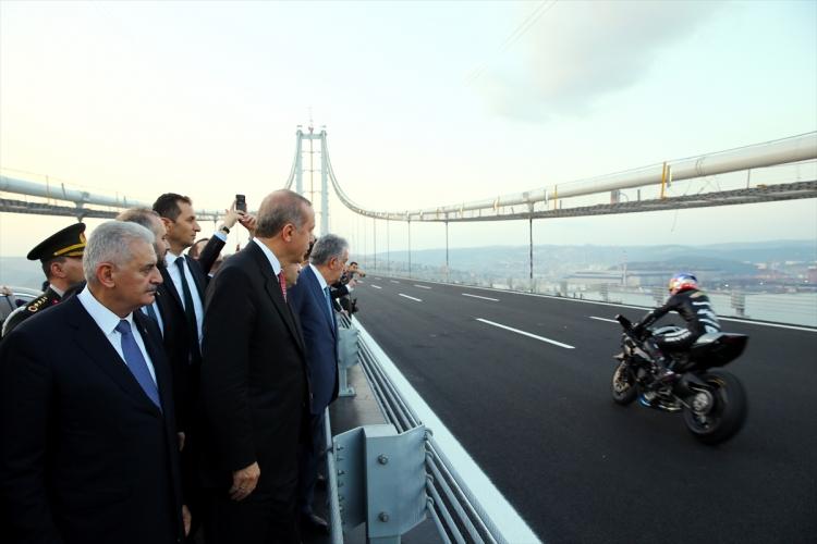 <p>Körfez'deki Osmangazi Köprüsü bu akşam Cumhurbaşkanı Erdoğan ve Başbakan Binali Yıldırım'ın katılımıyla açıldı.</p>
