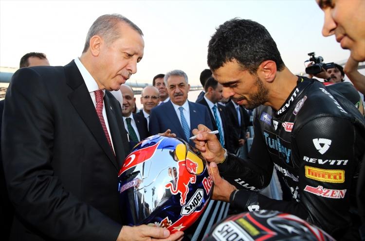 <p>Osmangazi Köprüsü’nden 400 kilometre hızla geçen milli motosikletçi Kenan Sofuoğlu, Cumhurbaşkanı Recep Tayyip Erdoğan ve Başbakan Binali Yıldırım’a kask hediye etti.</p>
