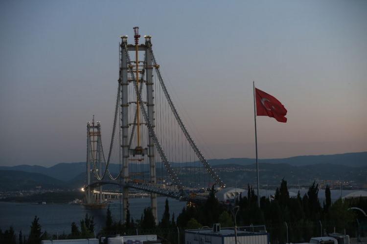 <p> bin 550 metre orta açıklığına ve </p>
