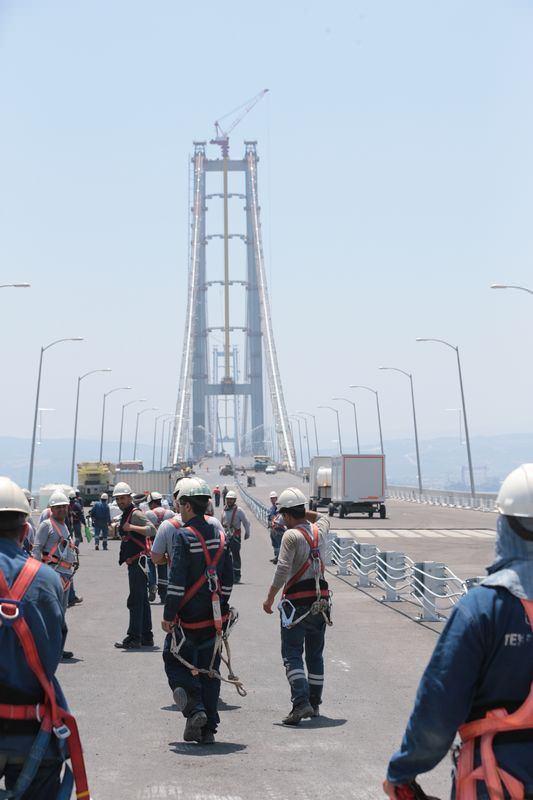 <p>Gebze-Orhangazi-İzmir Otoyolu (İzmit Körfez Geçişi ve bağlantı yolları dahil), 384 kilometre otoyol ve 49 kilometre bağlantı yolu olmak üzere toplam 433 kilometre uzunluğunda olacak </p>
