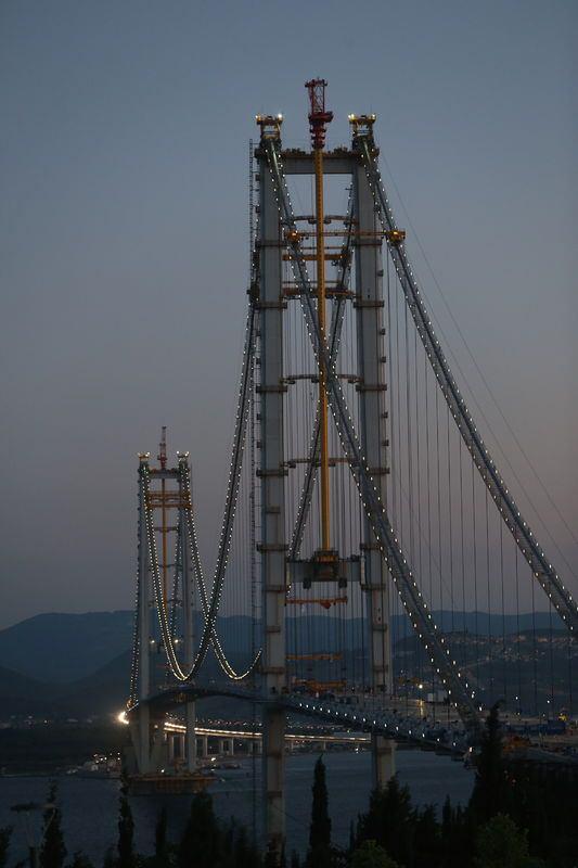 <p> İzmit Körfezi'nde otomobille mevcut yol kullanılarak 2 saate yakın süren güzergah, köprü sayesinde 4 dakikada geçilebilecek. </p>
