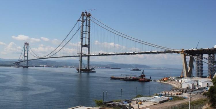 <p>Otoyolun tamamının, mevcut devlet yoluna göre mesafeyi 95 kilometre kısaltacak olmasının sağlayacağı avantajlar fizibilite çalışmalarında hesaplanırken, 8-10 saatlik mevcut ulaşım süresinin 3-3,5 saate inmesi ve karşılığında yılda 650 milyon dolartasarruf sağlanması öngörüldü.</p>
