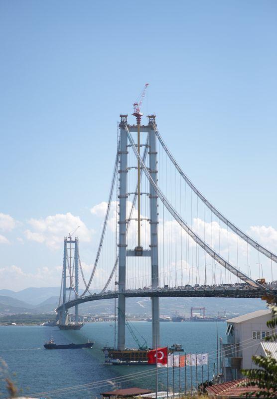 <p>Köprüde 3+3 şerit ve 1+1 hizmet şeridi bulunuyor.</p>
