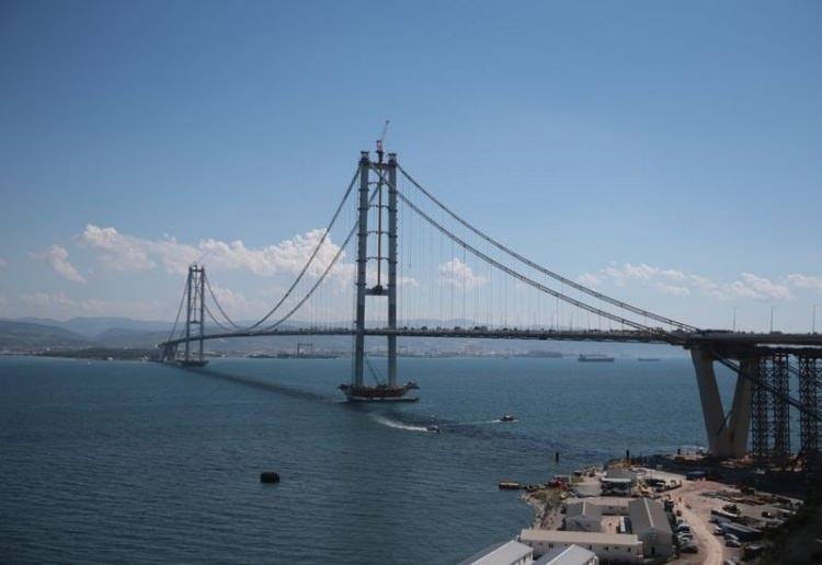 <p>Yapımı ilk kez 1993’te gündeme gelen, Osmangazi Köprüsü, siyasi çekişmelerle ihale sürecinde kalmıştı. </p>
