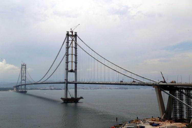 <p>Dünyanın en büyük orta açıklıklı asma köprüleri arasında 4. sırada yer alan köprü, Cumhurbaşkanı Erdoğan ve Başbakan Yıldırım'ın katılacağı törenle bugün hizmete açılacak.</p>
