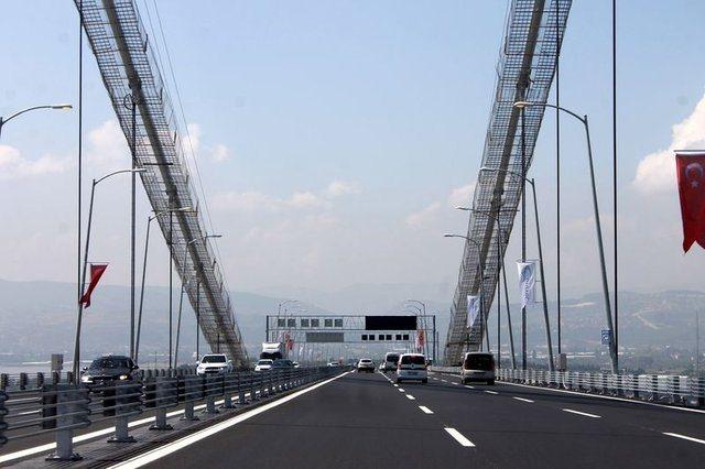 <p>Ramazan bayramı boyunca ücretsiz olan köprü, vatandaşlardan yoğun ilgi görürken, gece manzarasıyla da öne çıkıyor.</p>

<p> </p>
