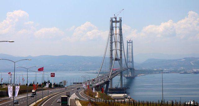 <p><strong>GİDİŞ DE ÜCRETLİ DÖNÜŞ DE</strong></p>
<p>35 dolar+KDV olan köprü geçiş ücreti, KDV indirimi ile birlikte 89 TL’ye düştü. Katma değer vergisi yüzde 18’den 8’e çekildi ancak köprü ücretine ilişkin tartışmalar bitmedi.</p>