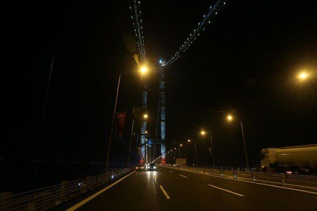 <p>Köprü geçiş ücretinin yanı sıra otoyolda da kilometre başına 5 sent ücret alınacak. 89 TL’lik köprü ücreti, hem gidişte hem de dönüşte tahsil edilecek.</p>
<p> </p>