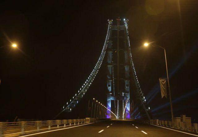 <p>Yetkililer, Osmangazi Köprüsü’ndeki yatırımın yeni olması nedeniyle ücretlerin yüksek olduğuna, benzer diğer köprülerin eski tarihlerde faaliyete geçtiğine dikkat çekti.</p>

