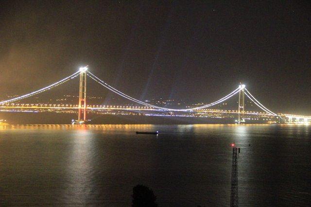 <p>Danimarka’daki Öresund Köprüsü 8 km uzunluğunda ve 145 TL geçiş ücretine sahip. 2000 yılında açılan köprünün kilometre başı geçiş ücreti ise 18 TL.</p>

<p> </p>
