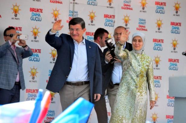 <p>Başbakan Davutoğlu Osmaniye'de vatandaşın yoğun ilgisiyle karşılaştı. </p>
