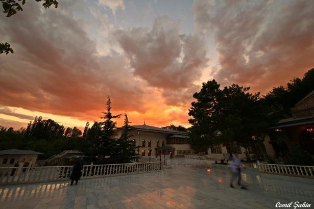 <p><strong>Birincisinden ayrı olarak yapılan Yeni Cami’nin inşaatı ise 2009-2013 yılları arasında tamamlanmıştır. Tarihî ve manevî dokuya, sanat ve estetik anlayışa uygun olarak yapılan Yeni Cami 625 metrekaredir. </strong></p>
