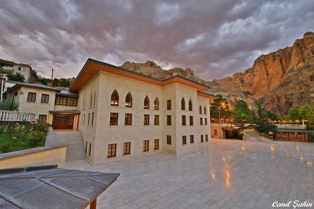<p><strong>Selçuklu-Osmanlı mimarî özelliğini gösteren Yeni Cami ve taç kapıda Mardin taşı kullanılmıştır. </strong></p>
