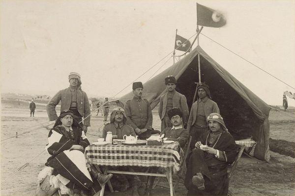 <p>Hecinsüvar (Deve-Süvari) Birlik Komutanı Süreyya Bey - 1916 / Filistin Cephesi</p>

<p> </p>
