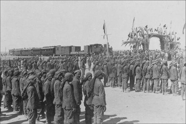 <p>Sina çölünün doğu başlangıcında yer alan Birüsseba kasabasına kadar ulaştırdığımız tren hattımızın açılışı merasimi- 1914</p>

<p> </p>
