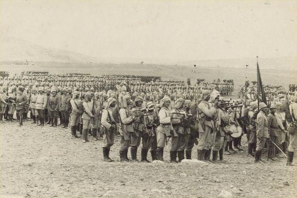 <p>Birinci Kanal Harekatı için yola çıkmaya hazırlanan birliklerimiz. (1914 yılının son günleri...)</p>

<p> </p>
