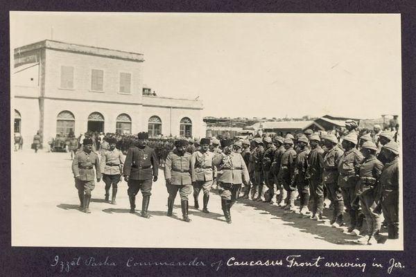 <p>Kafkas Orduları Komutanı Ahmet İzzet (Furgaç) Paşa, Cemal Paşa ile beraber Kudüs'teki birliklerimizi denetlerken... (1917)</p>

<p> </p>

