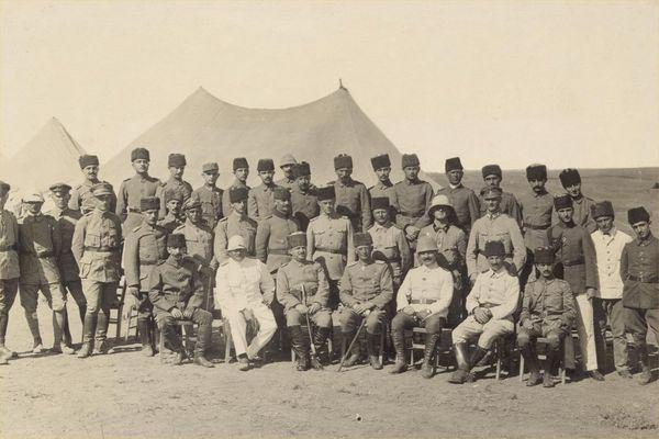 <p>Alman ve Osmanlı subayları, Gazze'nin 15 km. kuzeydoğusunda bulunan "Huş" beldesindeki kamplarında... / 1916</p>
<p> </p>