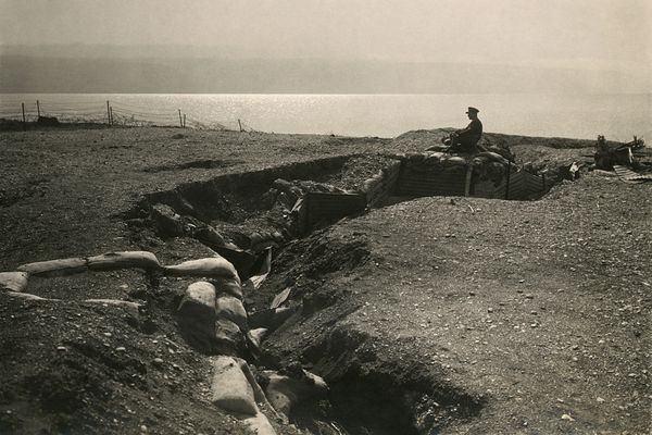 <p>İtilaf kuvvetlerinin eline geçen Osmanlı siperinin yanında oturan Britanyalı asker (Lut Gölü sahilinde</p>
<p> </p>