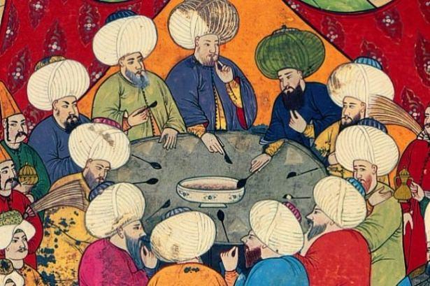 <p>Osmanlı padişahlarının, saraylarda birbirinden ilginç mönülerle donatılmış iftar sofralarında su yerine ''hoşaf ve şerbet'' içildiği, et ve balık pişirirken mutlaka ''tarçın'' kullanılıyordu.</p>

<p> </p>
