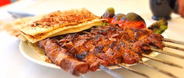 <p>Şiş kebap bugünkü gibi demir şişte yapılmazdı.</p>
