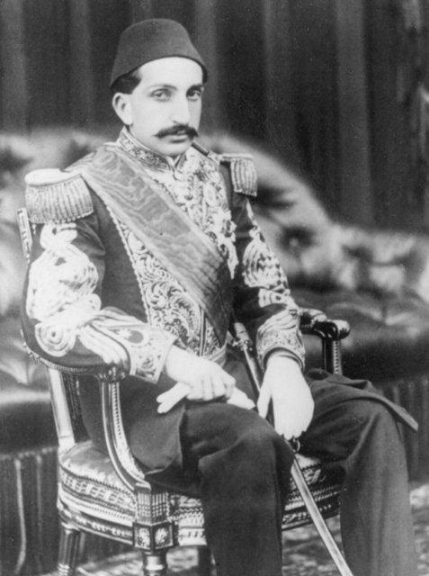 <p>34-II.Abdülhamit Hân: Çemberlitaş'ta Sultan II. Mahmut Hân Türbesi'nde.</p>

<p> </p>
