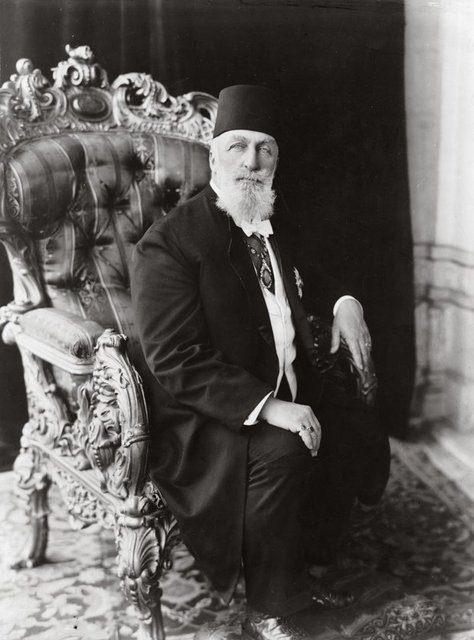 <p>41-Osmanlı Halifesi Abdülmecit Efendi-Abdülmecit Efendi 23 Ağustos 1944’de sürgünde bulunduğu Paris’te vefat etti. Kızı Dürrişehvar Sultan'ın, Cumhurbaşkanı İsmet İnönü nezdindeki çabalarına rağmen cenazesi Türkiye'ye kabul edilmedi.</p>

<p> </p>
