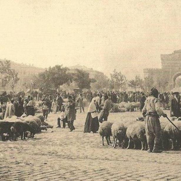 <p>Tabii gittikleri yerlerde dağıtılan bahşişler de cabası. Böylece bayram, küçük memurlar için tam anlamıyla bir ekonomik yıkım oluyordu. Aynı şekilde üst düzey yöneticiler de, bu defa 'misafir ağırlayacağım' diye yüksek meblağlarda borca giriyor,</p>

<p> </p>
