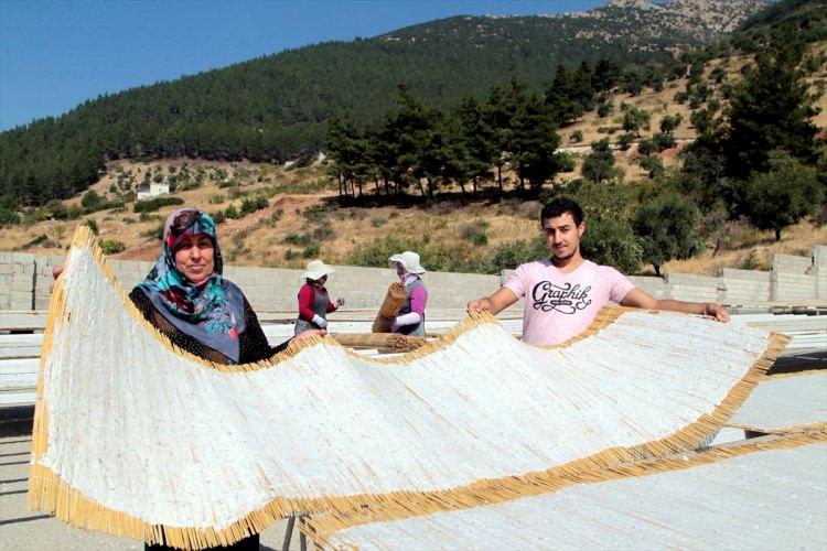 <p>Yavuz Sultan Selim'in Mısır seferinde ordusunun besin kaynağı olan Maraş tarhanası, tok tutan ve organik yönüyle her mevsim tüketiliyor. Kentte 24 yıldır tarhanacılık yapan Gülbani Günalan (sol1), AA muhabirine tarhananın yapılış serüvenini anlattı.</p>

<p> </p>
