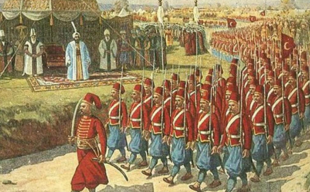 <p>Yeniçerilerin başlıklarının ortasında, sefere giderken kaşıklarını soktukları ‘kaşıklık’ denen özel bir bölüm vardı.</p>
