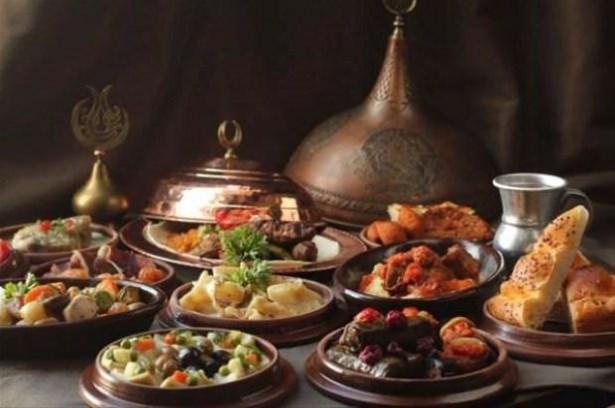 <p>Sofraya gelen yemeklerden ancak bir iki lokma alıp, diğer yemeğe geçilirdi.</p>