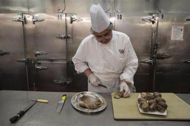<p>Ayrıca yenmelerine izin verilen hayvanların kanını içmek ve yumurtalıklarını yemek de haramdı.</p>