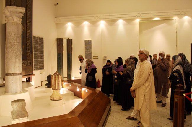 <p>Mekke’ye gelenlerin özel izin ve randevu ile ziyaret ettiği mekanlardan Kabe-i Muazzama Müzesi’nde sergilenen kıymetli eser ve malzemeler, büyük ilgi görüyor.</p>

