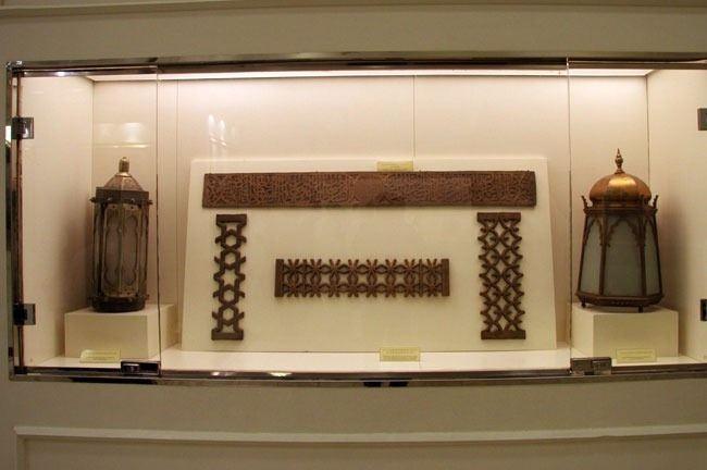 <p>Osmanlı döneminden Kabe'de kullanılan ışıklandırma aletleri.</p>
