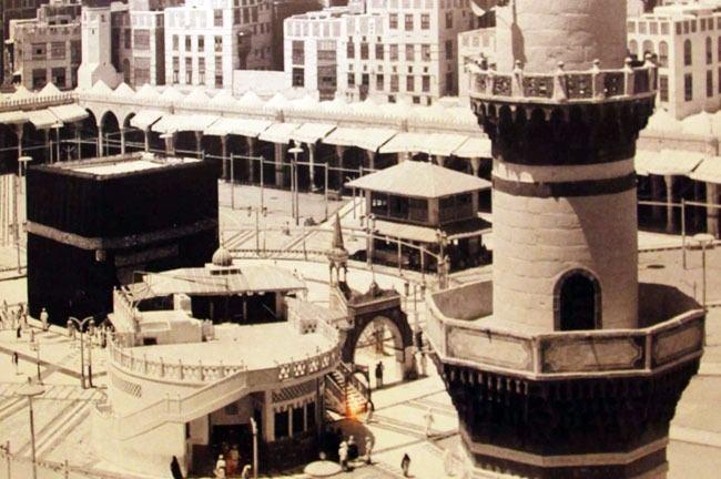 <p>Osmanlı dönemi eserlerinden biri olan Kabe'nin yakınındaki cami ve minaresi bugün sadece geçmişe ait fotoğraflarda görülebiliyor.</p>
