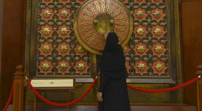<p>Mekke'nin Zahir Mahallesi'nde yer alan Mekke Müzesi, dünyanın dört bir yanından Mekke'ye gelen Müslümanların ilgi gösterdiği yerlerden biri. Eski Kabe kapıları, bütün ziyaretçilerin hatıra fotoğrafı çektirdiği eserlerin başında yer alıyor.</p>

