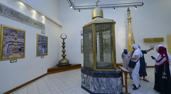 <p>Makam-ı İbrahim'in pirinçten eski muhafazası, Memluk (Mısır) Sultanı Berkok zamanından kalma taş kitabeler, Osmanlı Döneminde 3'üncü Murat Han'ın yaptırdığı taş oyması eserler ziyaretçiler tarafından hayranlıkla seyrediliyor.</p>