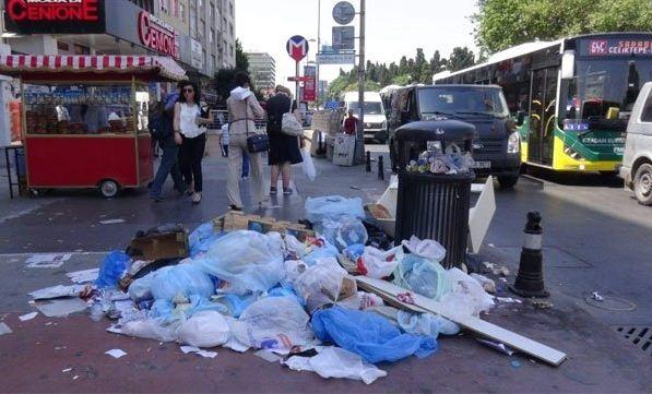 <p>Eylem nedeniyle Şişli'de 2 gündür çöp dağları oluştu. Şişli Belediyesi'nin önünde toplanan gruplar, "Taşerona kadro vereceğiz" diyen CHP Genel Başkanı Kemal Kılıçdaroğlu'nun sözde adalet yürüyüşünü hatırlatarak "Biz de adalet istiyoruz" şeklinde tepki gösterdi.</p>
